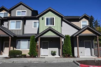 Exterior building view with parking Bella on Canyon Apartments in Puyallup Wa